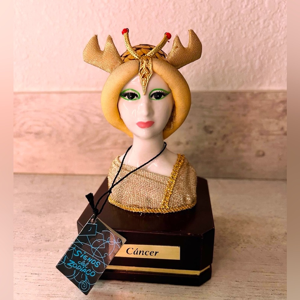 SOLD✨ 🦀 70s Cancer Zodiac Porcelain Bust 🦀 ✨